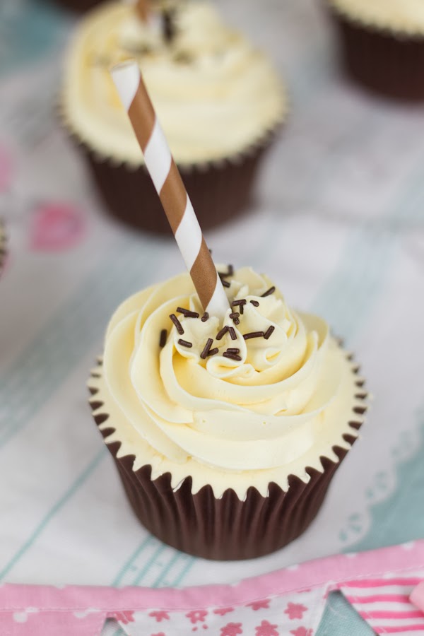 Featured image of post Fotos Del Cupcake De Chica Cupcakes cu vanilie chocolate cupcakes briose cu piure de castane chestnuts puree cupcakes briose umplute cu caramele caramel