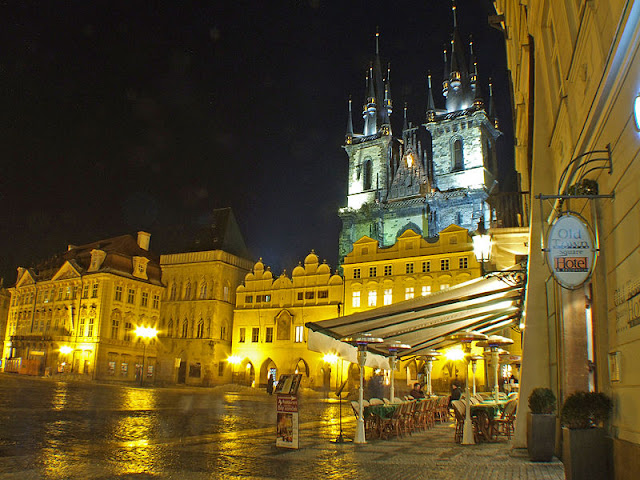 Praga a Natale Una Piazza di Praga illuminata la sera