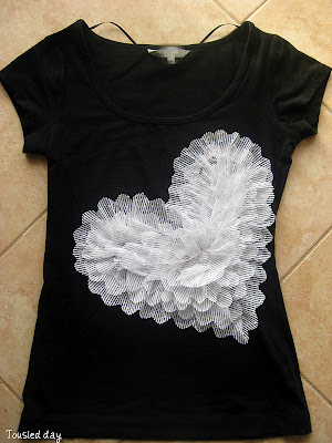 manualidad facil diseño de corazon en una camiseta