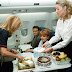 Αποκάλυψη: Να γιατί δεν πρέπει να τρώτε τα φαγητά στο αεροπλάνο!