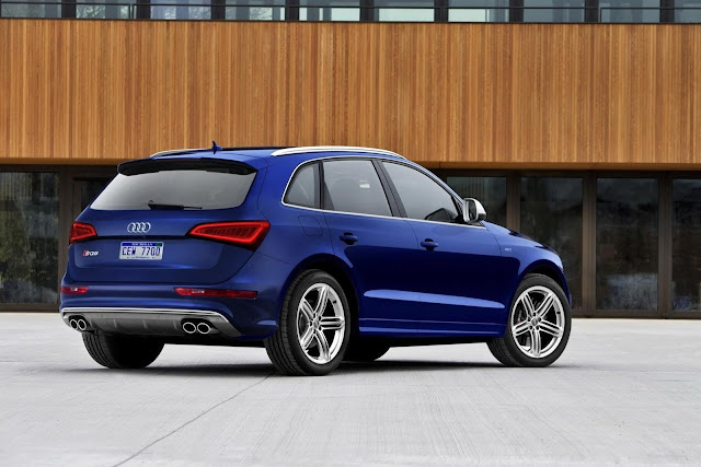 Audi SQ5 TFSI Car Wallpaper In Blue Color