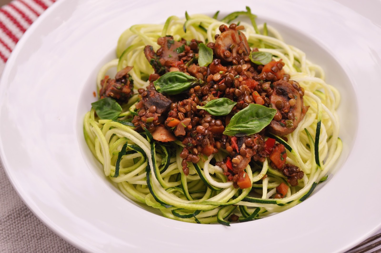 ZucchiniSpaghetti mit LinsenBolognese (vegan) Kubiena Kochblog