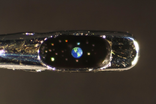 02-Willard-Wigan-Miniature-Art-and-Sculptures-in-The-Eye-of-a-Needle-Earth