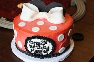 A Perfect Bite: Minnie Mouse Cake/Cupcakes