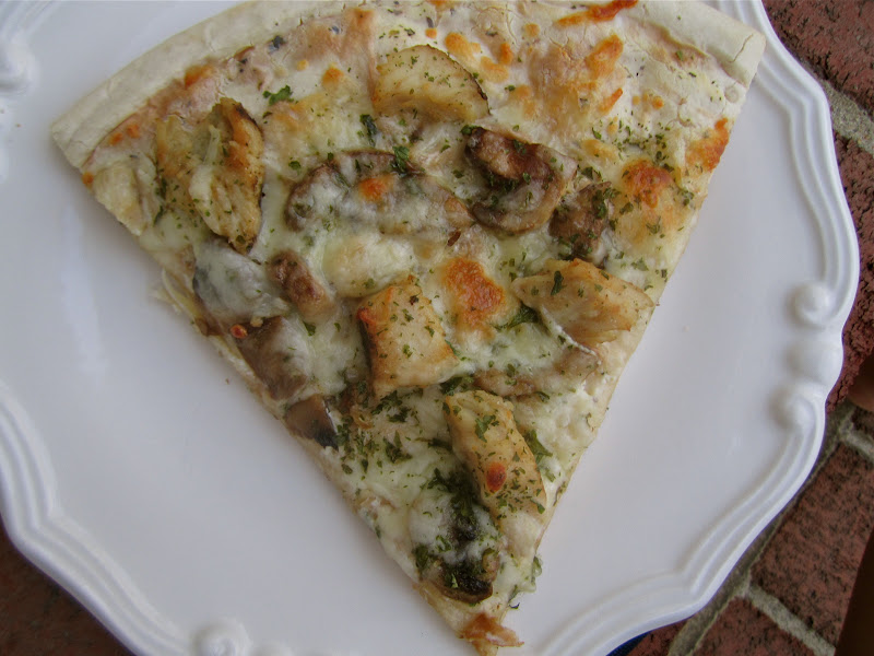 Stephanie Cooks: White Pizza with Chicken and Mushrooms