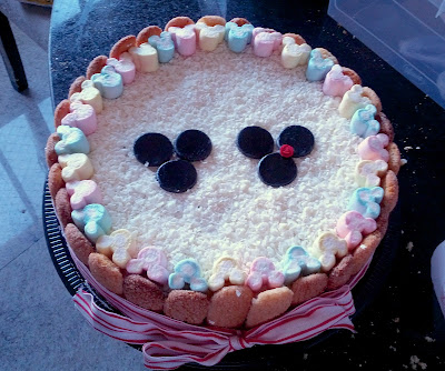 Torta decorada com biscoito Champagne, marshmallow  e pasta americana no tema Mickey e Minie, sabor coco e abacaxi.