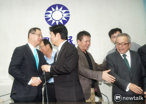 新閣揆賴清德今(11)天上午帶領副院長施俊吉與行政院秘書長卓榮泰共同前往立法院拜會國民黨團。 新閣揆賴清德今(11)天上午帶領副院長施俊吉與行政院秘書長卓榮泰共同前往立法院拜會國民黨團。