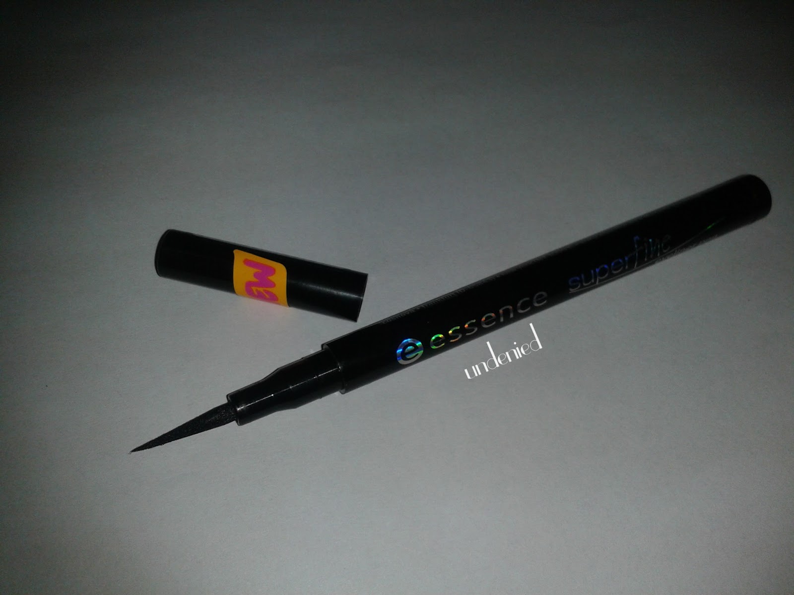 Her Şeyden Bir Tutam Essence Superfine Eyeliner Pen