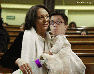 Carolina Bescansa y su bebé en el Congreso.