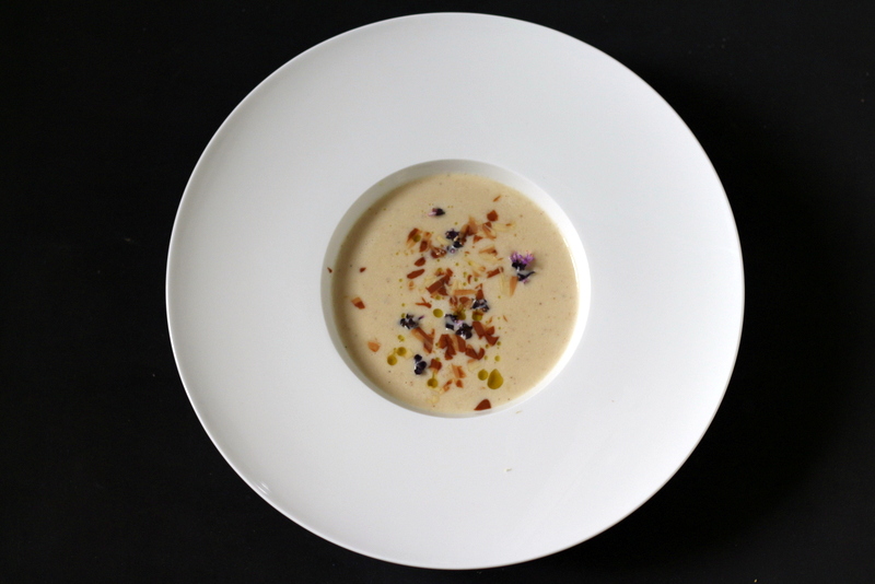 Blumenkohlsuppe mit hellem Nougat, rotem Kampot Pfeffer und Basilikumblüten | Arthurs Tochter Kocht by Astrid Paul