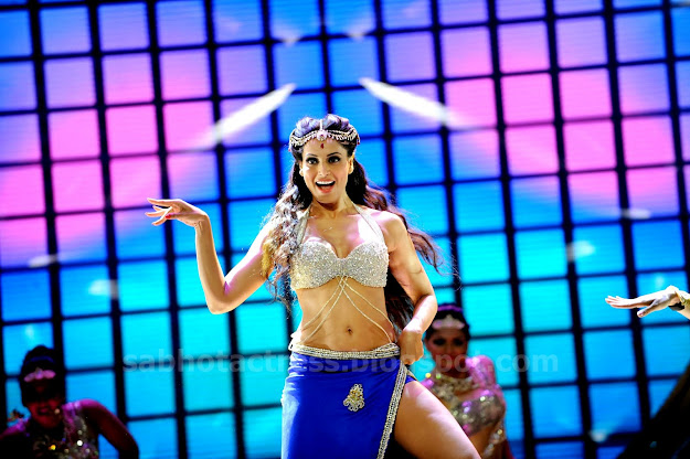  Bipasha Basu IIFA 2012- Hot outfit on stage!!!