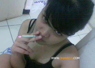 cewek merokok,perempuan merokok, wanita perokok