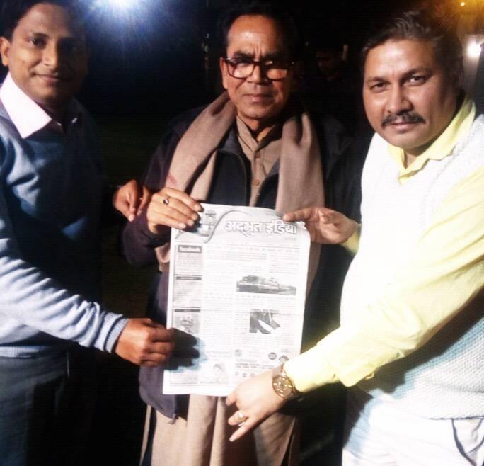 विश्व विख्यात हास्य व्यंग्य कवि पद्म श्री अशोक 'चक्रधर' जी को अद्भुत इंडिया भेंट करते हुए पत्रकार स
