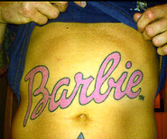 tatuaje de barbie en el estomago