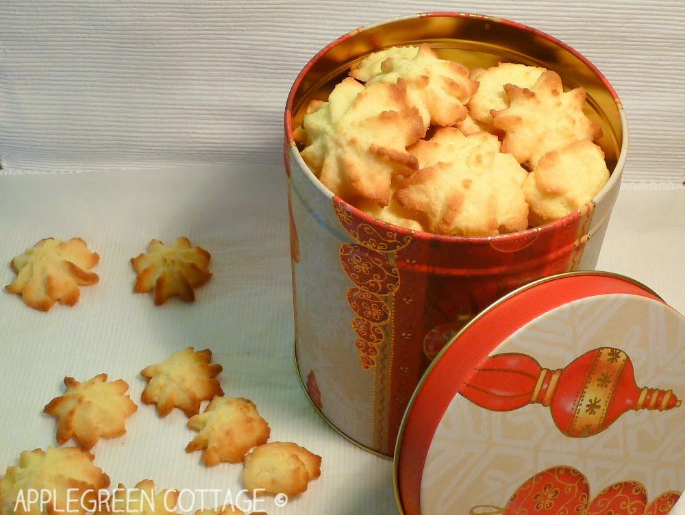 http://applegreencottage.blogspot.com/2014/12/coconut-cookies-for-Christmas.html