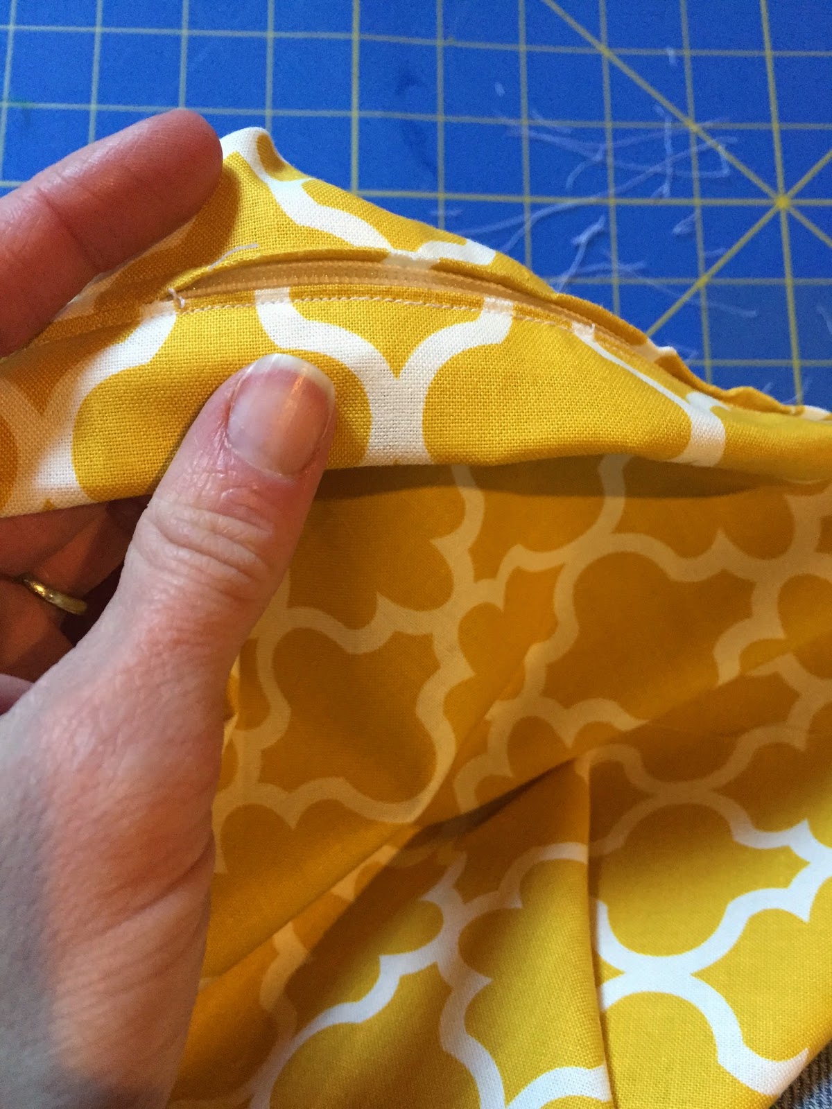 Sunshine and a Summer Breeze Zippered Pillow Case Tutorial