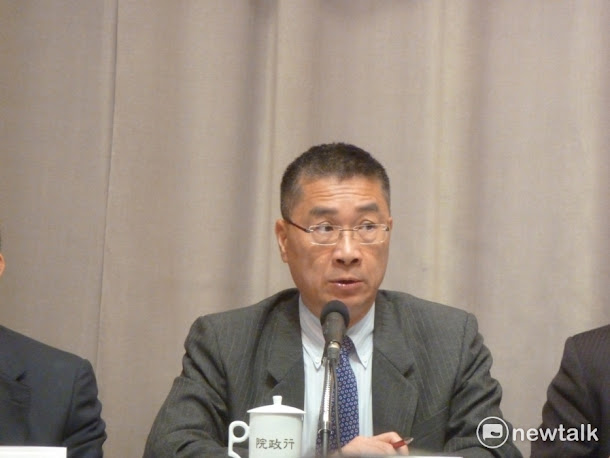 最近市面上又陸續出現不肖業者改標的過期食品事件,行政院發言人徐國勇今天表示,這是因為政府落實食安管理政策而破獲的。 最近市面上又陸續出現不肖業者改標的過期食品事件,行政院發言人徐國勇今天表示,這是因為政府落實食安管理政策而破獲的。
