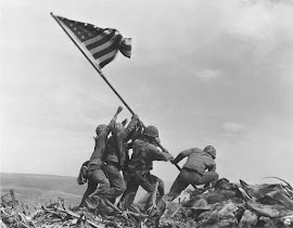 LEVANTANDO LA BANDERA EN IWO JIMA (23/02/1945)