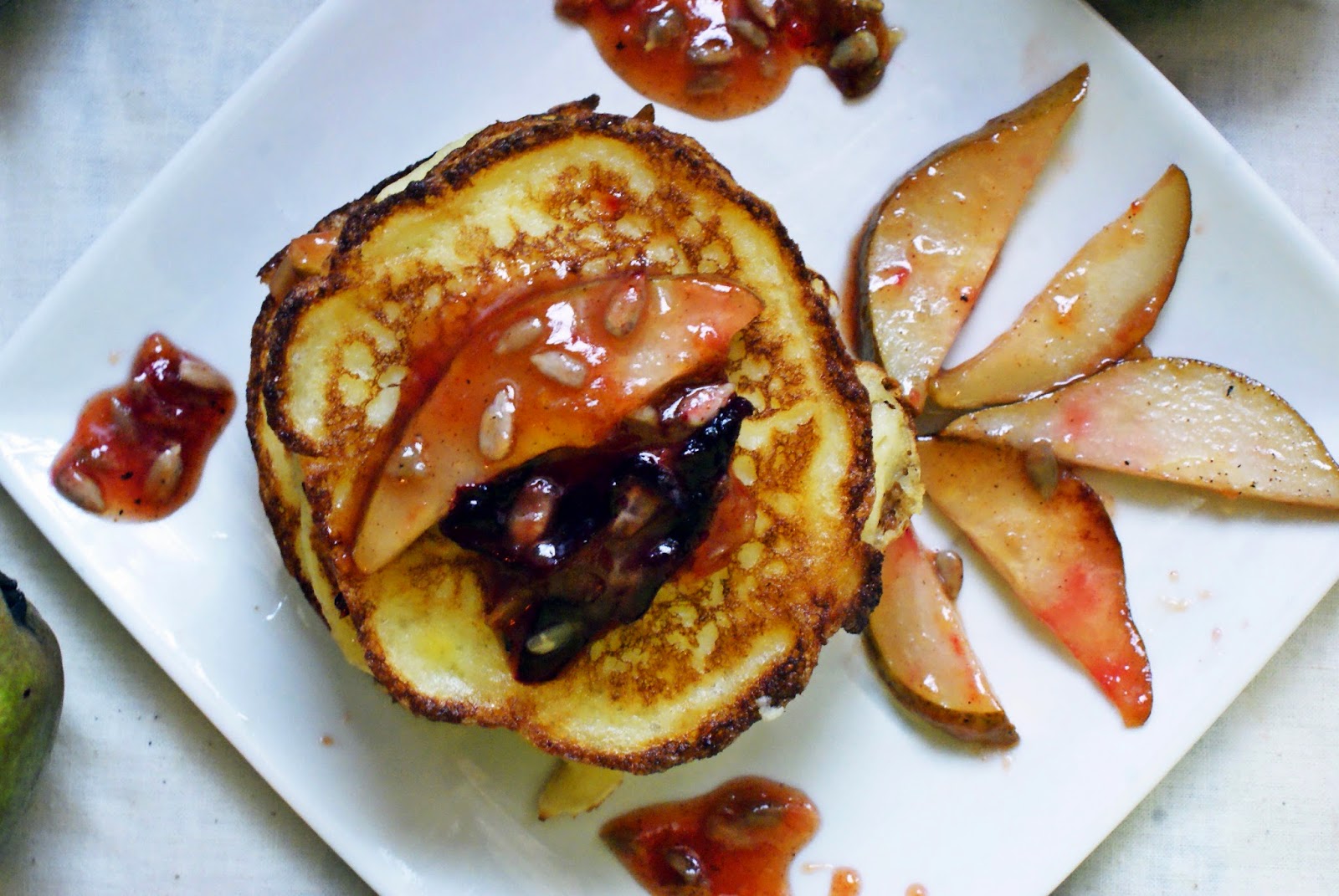 Kukurydziane pancakes z owocami karmelizowanymi w miodzie lipowym