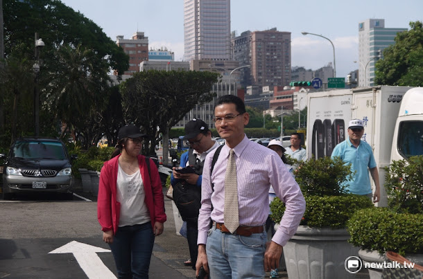 臺灣大學法研所學生獨自一人前往司法院高舉彩虹旗支持同性婚姻法案。 臺灣大學法研所學生獨自一人前往司法院高舉彩虹旗支持同性婚姻法案。