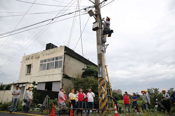 新竹香山與南寮地區位處沿海迎風面,東北季風強勁,許多電線桿都「頂不住」,未來將地下化,確保民眾用電穩定。 新竹香山與南寮地區位處沿海迎風面,東北季風強勁,許多電線桿都「頂不住」,未來將地下化,確保民眾用電穩定。