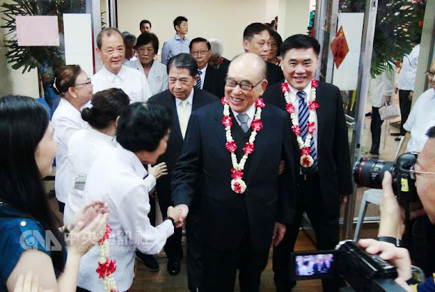 前行政院長郝柏村到馬尼拉,出席僑界紀念抗戰活動, 受到僑胞熱烈歡迎。 前行政院長郝柏村到馬尼拉,出席僑界紀念抗戰活動, 受到僑胞熱烈歡迎。