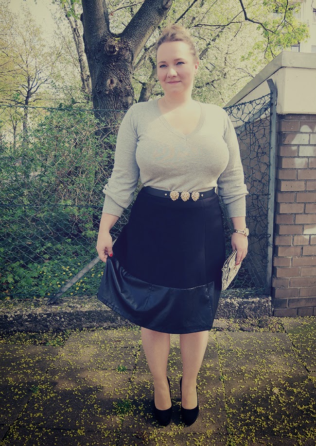 Black leather full skirt: Manon Baptiste via navabi (click here); Sweater: Only; Belt: River Island; Statement heels and snake clutch: H&M; Arrow bracelet: Stella and dot