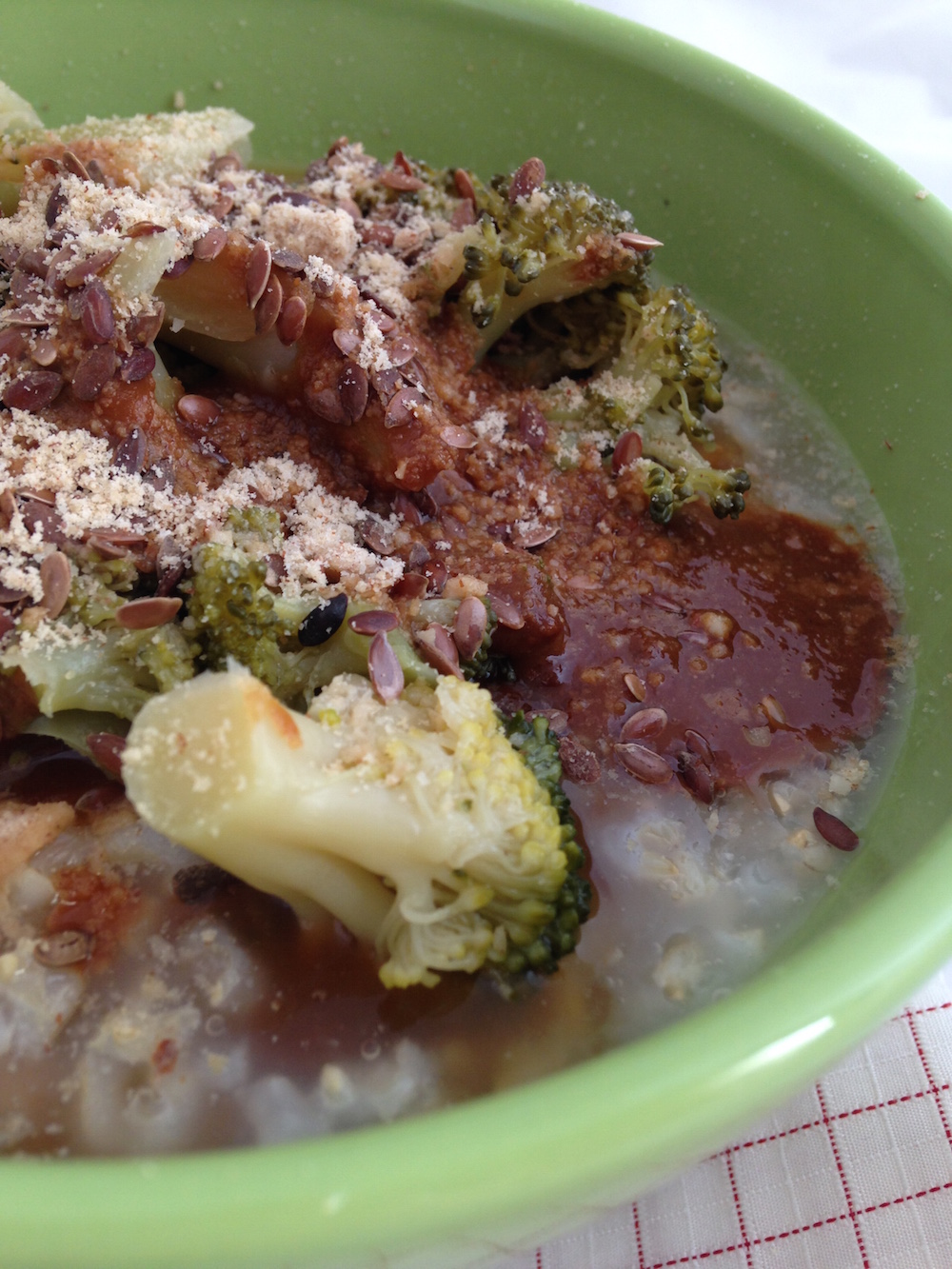 Congee di riso integrale e broccoli con semi di lino macrobioticaMente