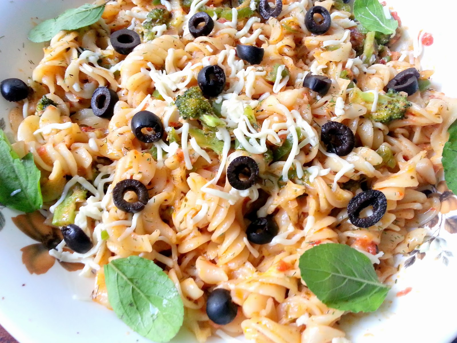 Sav's Kitchen Fusilli in Herbed Classic Tomato Sauce