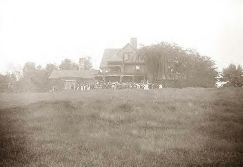 Crowd at Roosevelt's house, Oyster Bay, 1908