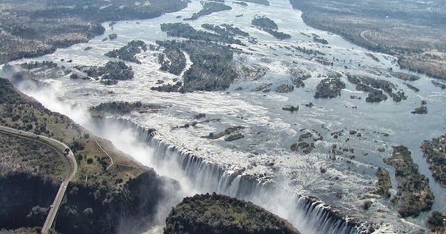 Victoria Falls â The fumes that Thunders at the border of Zambia and Zimbabwe 