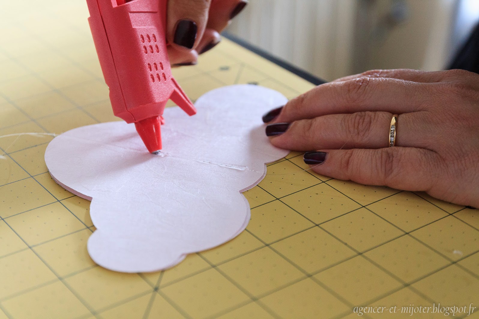 Agencer et Mijoter DIY mobile nuage en papiers (pour Melody)