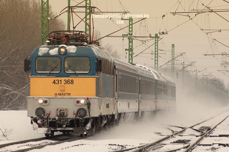 Új,1000-es szériájú V43-as "Szili" becenevű mozdony,hófelhőbe burkolódzva vontatja személyvonatát a Budapest–Újszász–Szolnok-vasútvonalon 431 368 Új,1000-es szériájú V43-as "Szili" becenevű mozdony,hófelhőbe burkolódzva vontatja személyvonatát a Budapest–Újszász–Szolnok-vasútvonalon 431 368