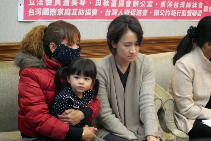 南洋台灣姊妹會今(31)日上午召開記者會,他們說由於柬埔寨政府早已宣布禁止該國人民與台灣人通婚,台柬聯姻者無法向台灣政府提出「結婚證書」,導致無法在台合法登記。圖:楊宗興/攝 南洋台灣姊妹會今(31)日上午召開記者會,他們說由於柬埔寨政府早已宣布禁止該國人民與台灣人通婚,台柬聯姻者無法向台灣政府提出「結婚證書」,導致無法在台合法登記。圖:楊宗興/攝