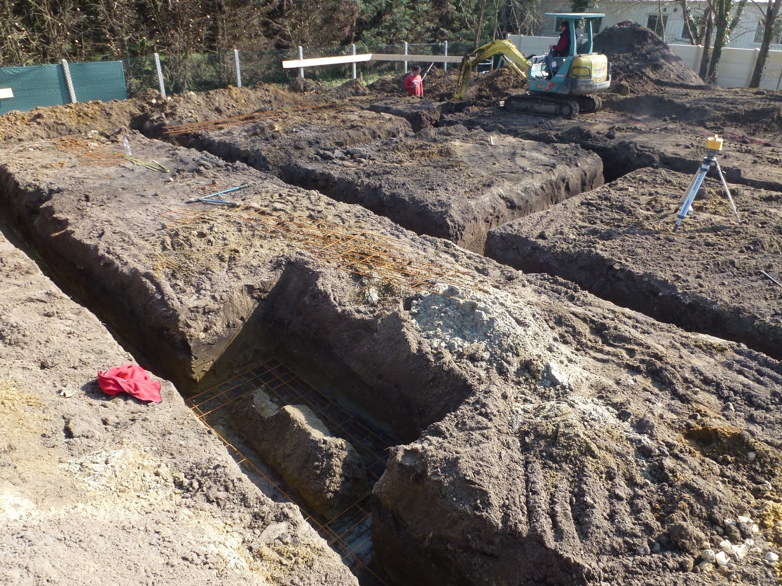 DOSSIER F./ LA FOUILLE EN RIGOLE.