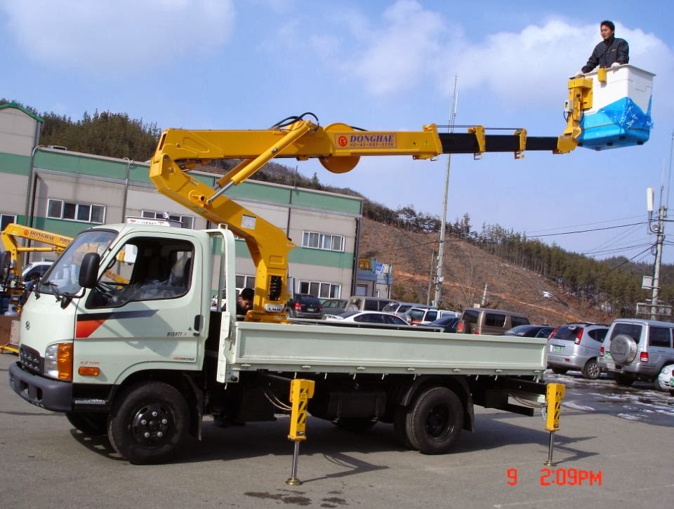 Truck mounted Aerial work platform hydraulic crane Korea Donghae DHS17AP telescopic boom crane