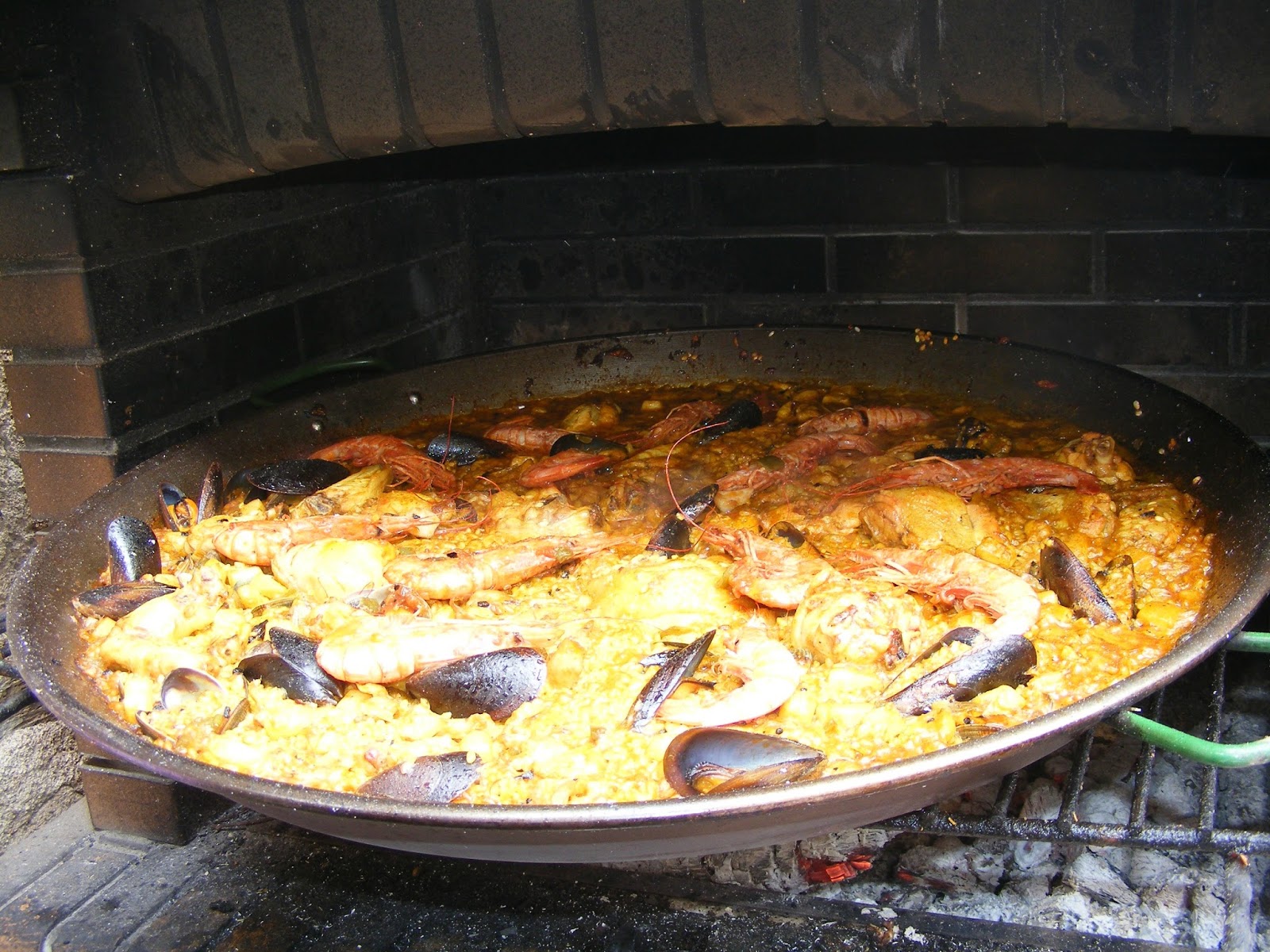 PAELLA MIXTA DE POLLO, CONEJO, SEPIA Y GAMBAS