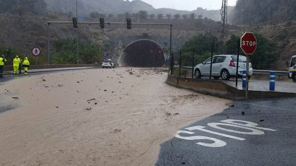 Túnel de La Laja cerrado por las fuertes lluvias Túnel de La Laja cerrado por las fuertes lluvias
