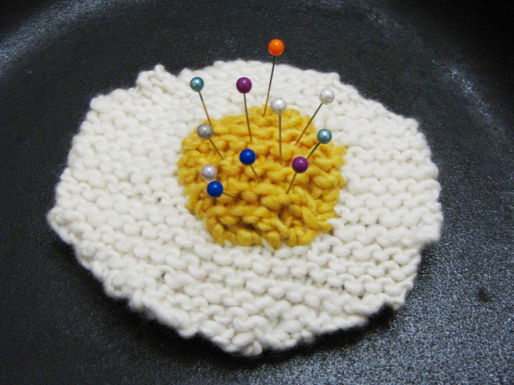 Fried Egg Knitting Pattern, Tutorial and Backwards Loop Cast On