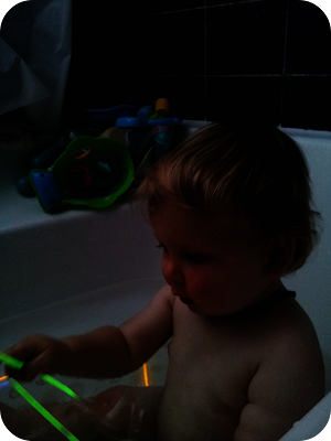 glow stick bath, sensory ideas for one year old, homemade sensory