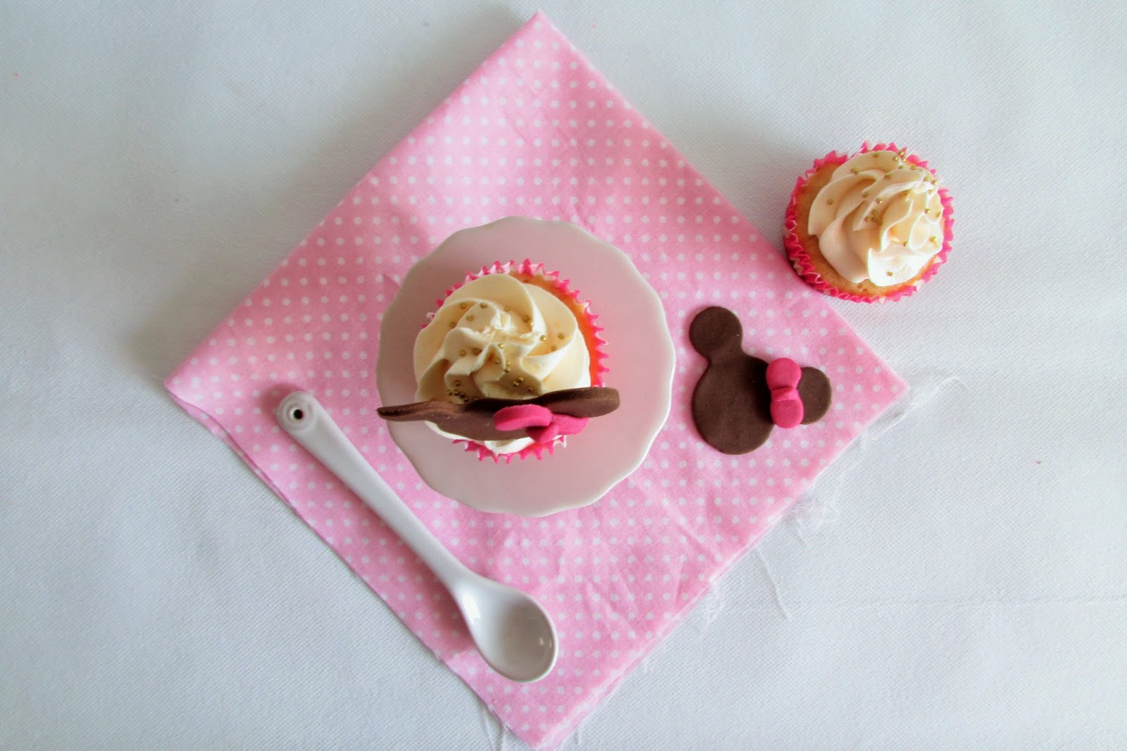 cupcakes-vainilla-arandanos-minnie-mouse