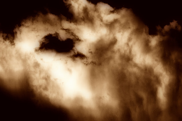 Phnom Penh en flammes Les nuages de mousson en fin d'après-midi donnent toujours des reliefs et couleurs assez étonnants. Retravaillés en sépia avec un filtre Orion, les nuages de Phnom Penh deviennent alors une espèce de faux brasier . Photos par Christophe Gargiulo / KiamProd Photography
