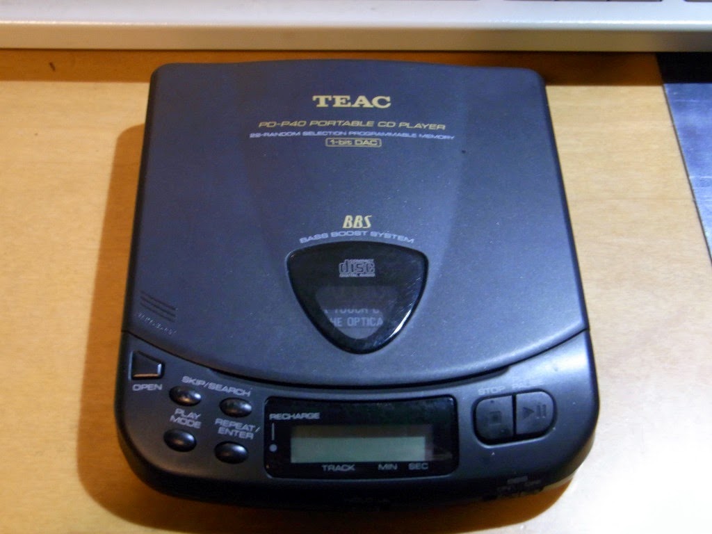 卓上オーディオ (Tabletop Audio): ポータブルCDプレイヤー(TEAC PD-P40)