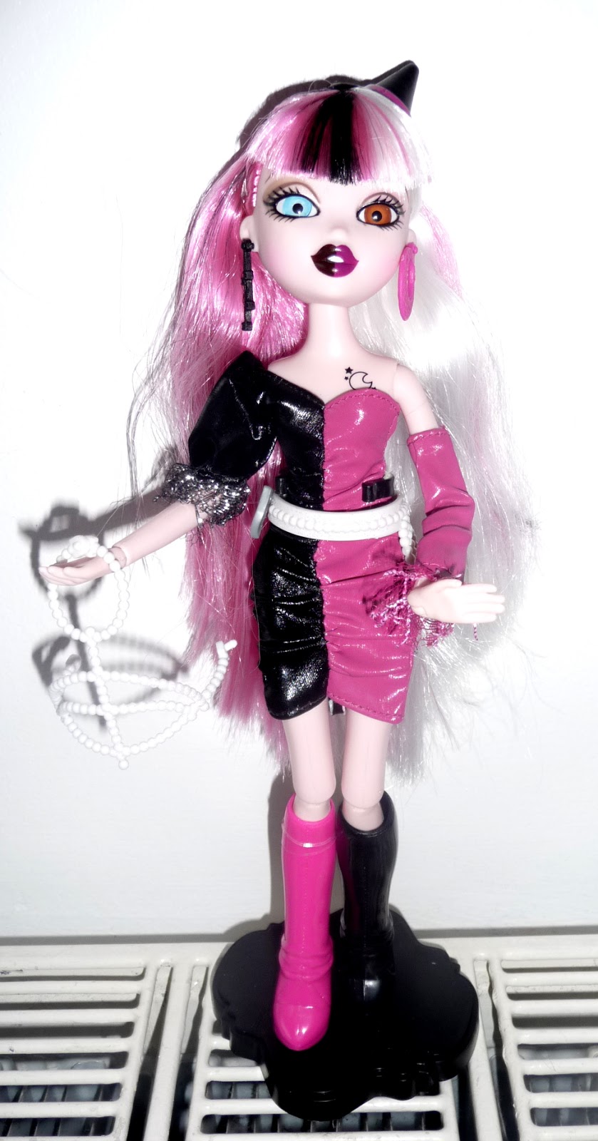 bratz, Toys, Bratz Doll Bratzilla Cloetta Spelletta Glow In The Dark  Fashion Pink Blonde Hair