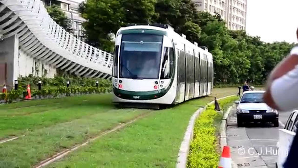 高雄輕軌車門卡住無法開啟,遭民眾拍下PO網大呼太扯。 高雄輕軌車門卡住無法開啟,遭民眾拍下PO網大呼太扯。