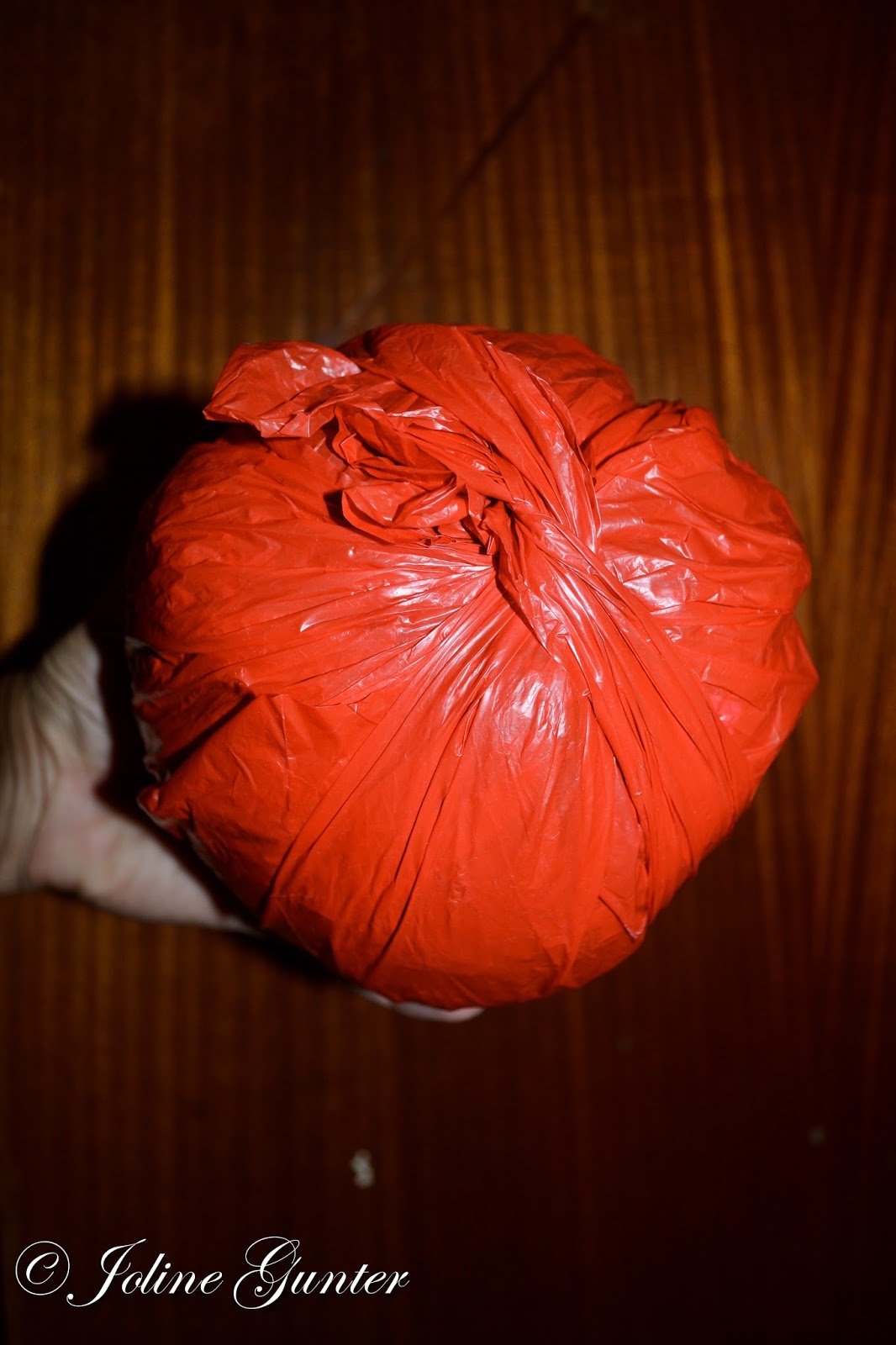 La Femme Joline DIY Soccerballs (using old plastic bags)