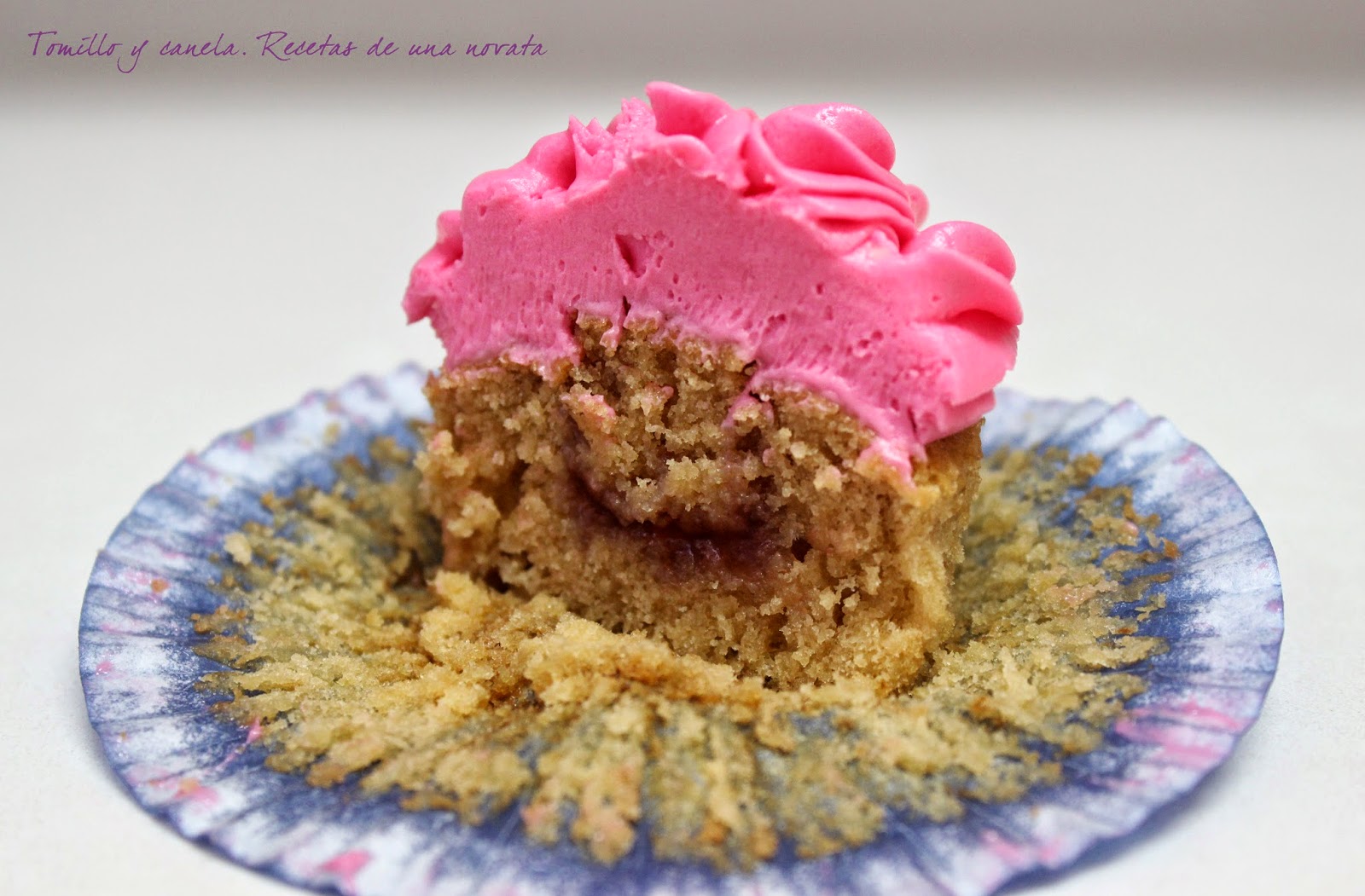 Cupcakes De Chocolate Blanco Y Fresa Con Crema De Queso