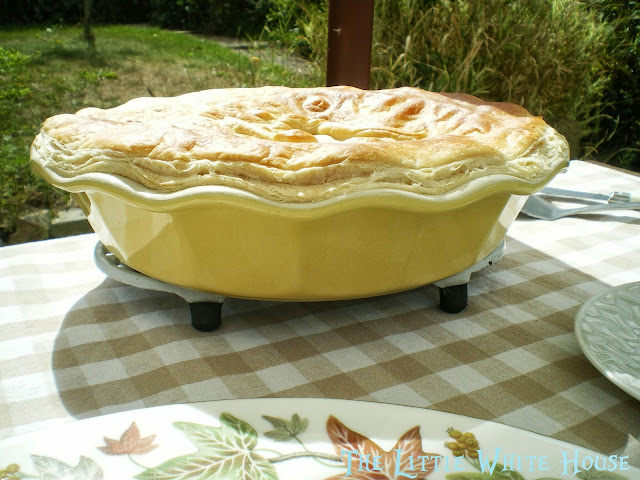 http://thelittlewhitehouseontheseaside.blogspot.fr/2013/09/chicken-pie-la-magali.html