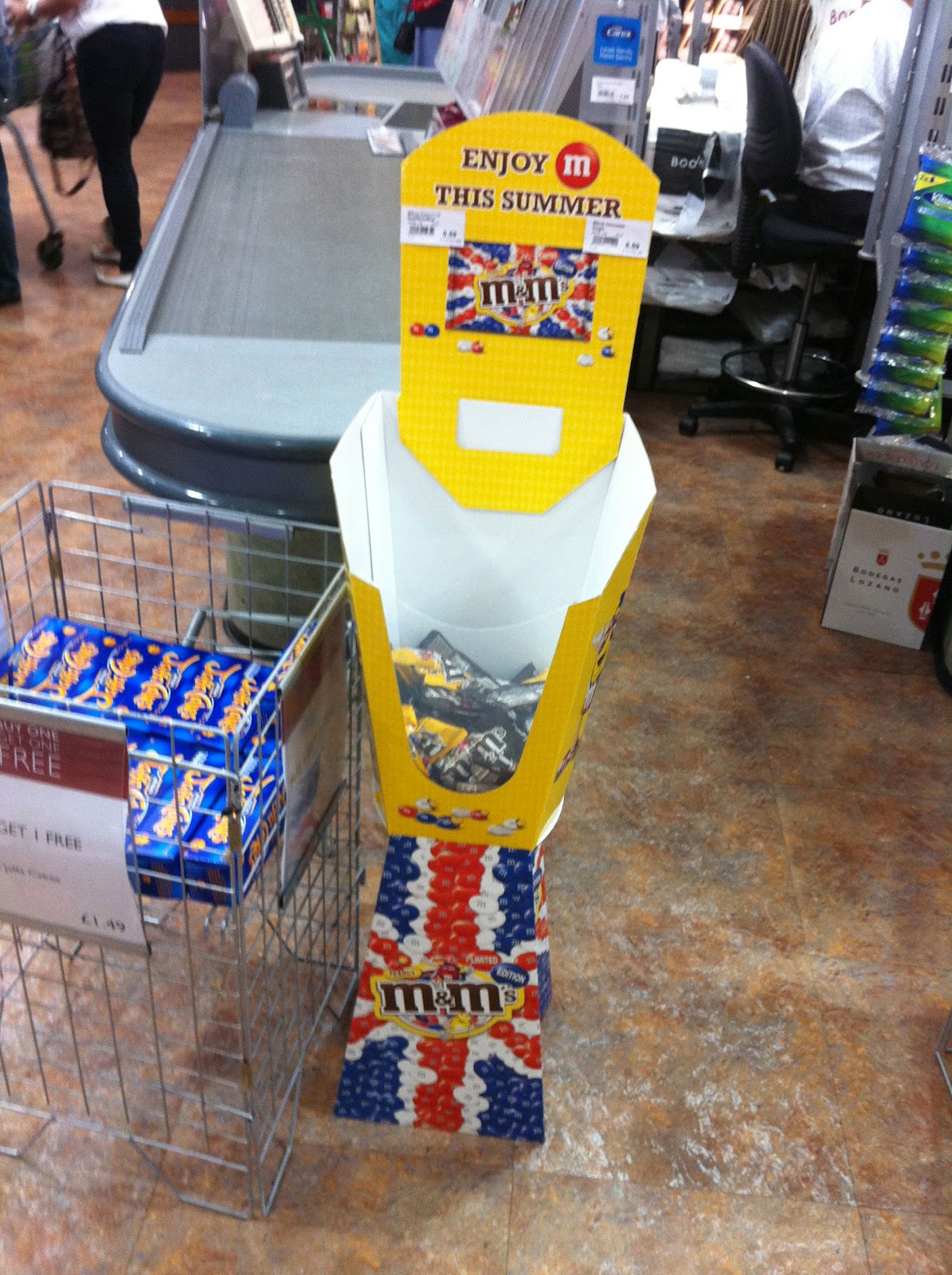 MESH INSTORE INSPIRATION Dumpbins and HOD's