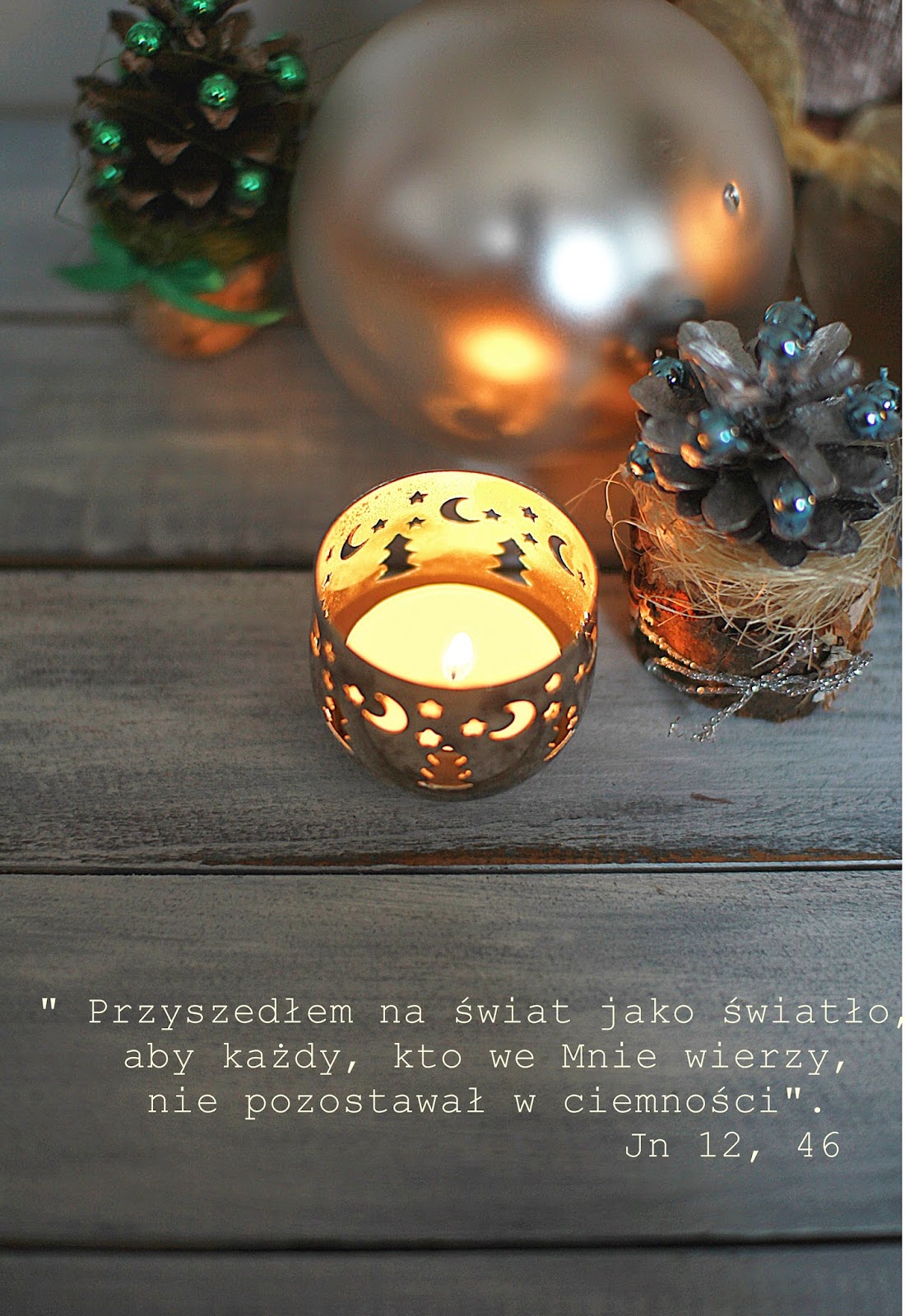 Hand Made światłość W Ciemności świeci